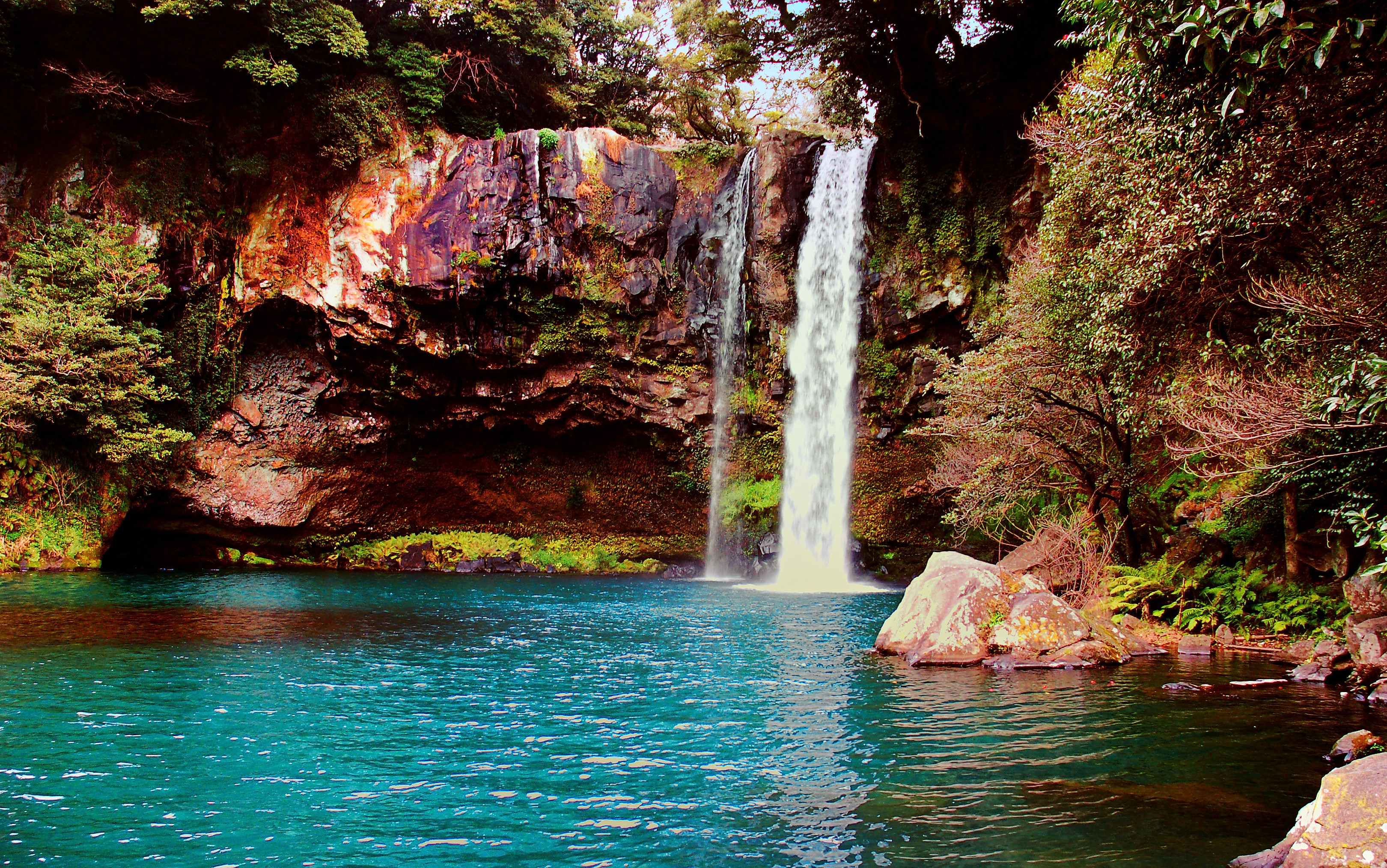 Waterfall_on_Jeju_Island%2C_Korea.jpg