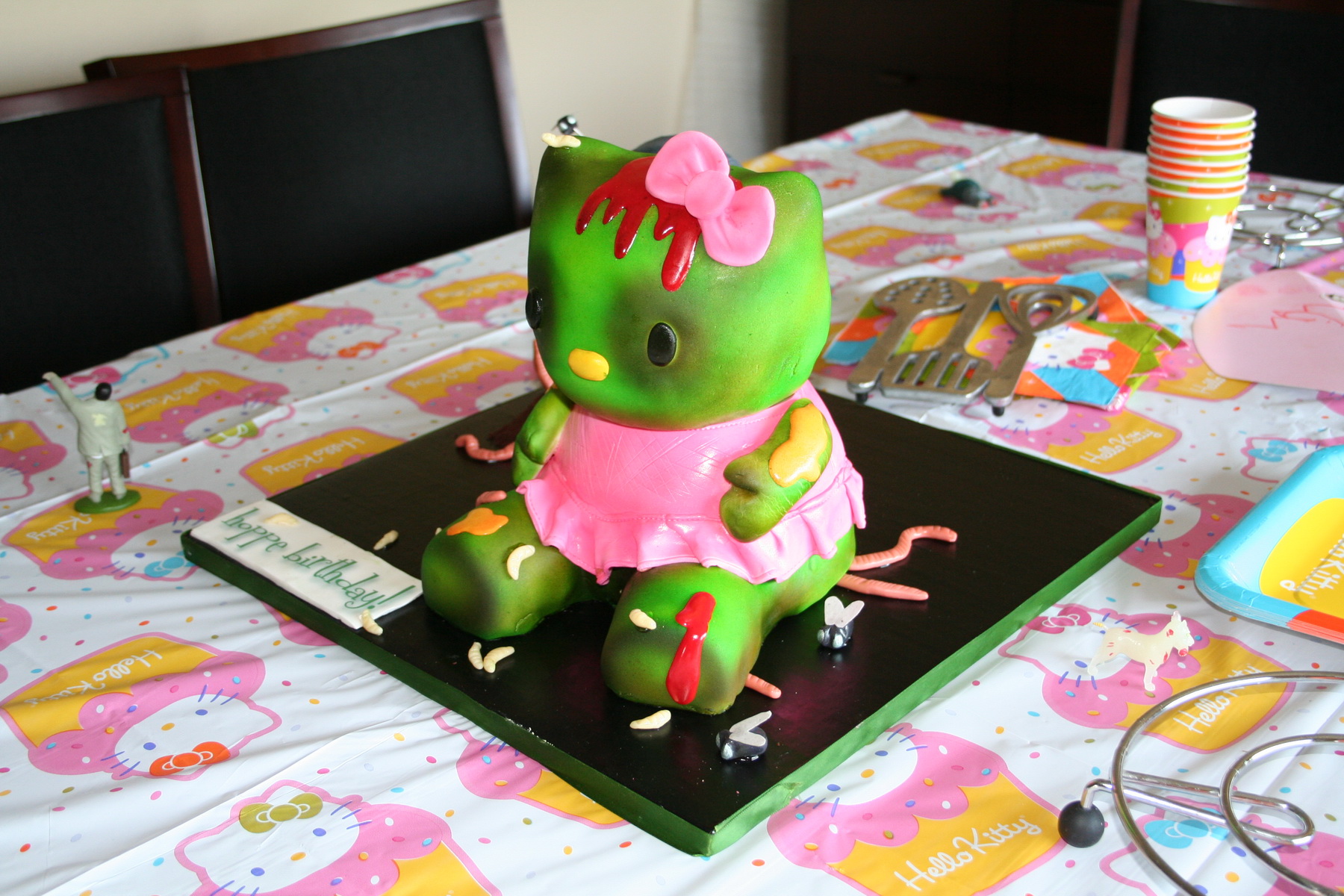 hello-kitty-zombie-cake-1.jpg