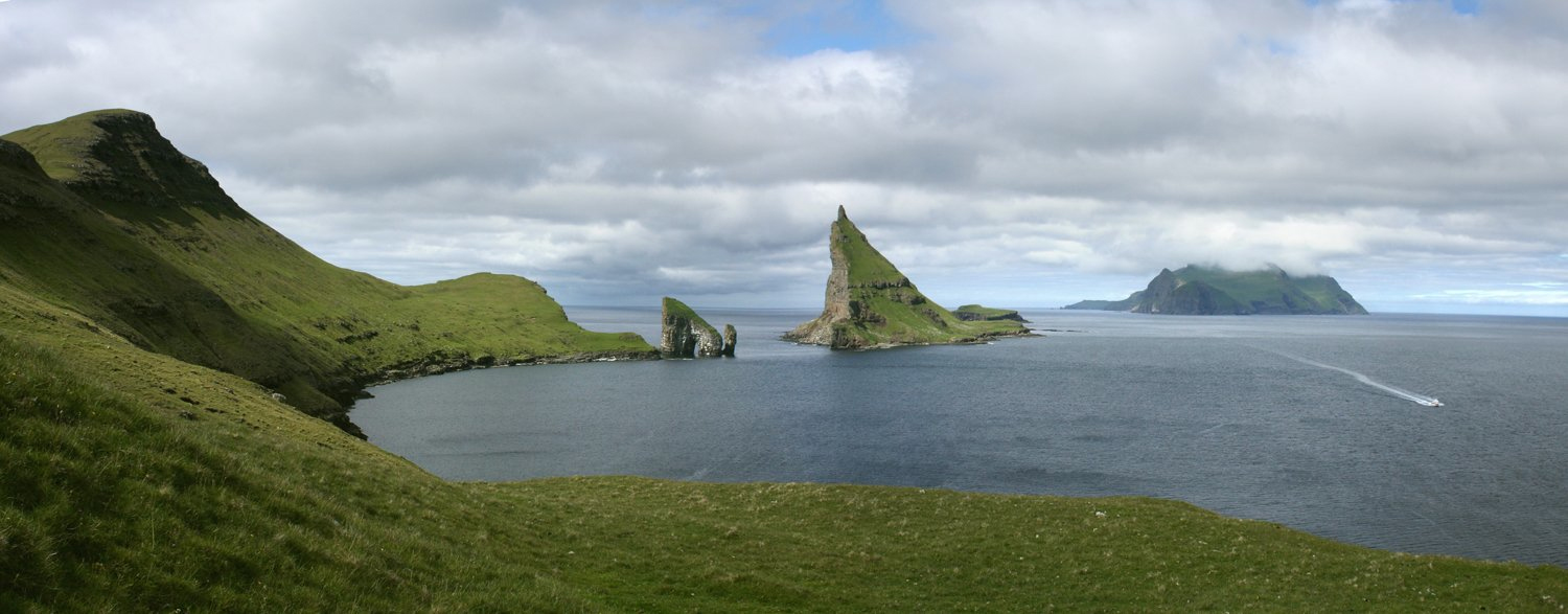 vagar-tindholmur-faroe-islands2.jpg